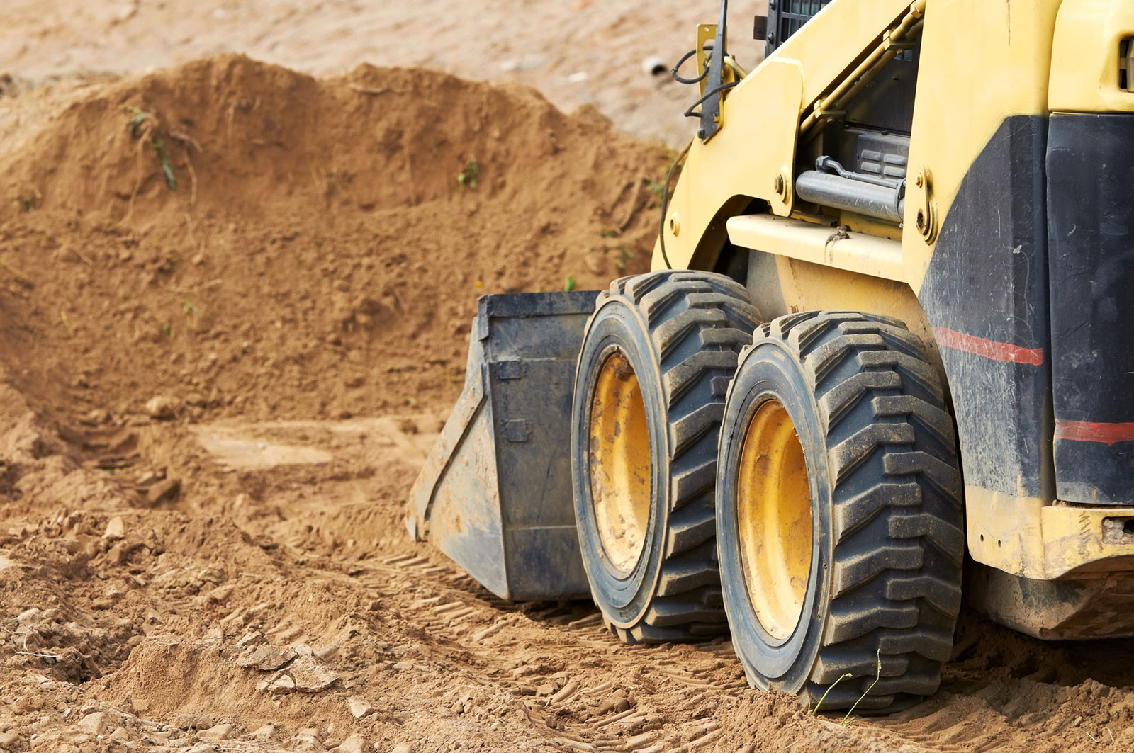 Skid Steer Land Clearing: Navigating Tight Spaces
